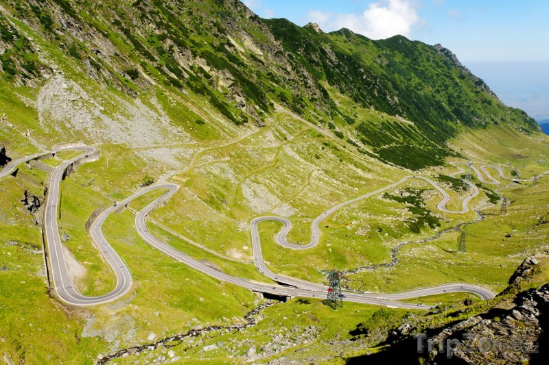 pohled na klikatou silnici v pohori fagaras w 1718