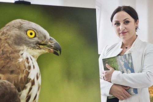 Do terénu vyráží maskovaná, kvůli fotkám si obléká rybářské kalhoty